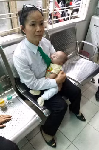 Xot xa be trai 2 thang tuoi bi bo roi tren taxi o TPHCM