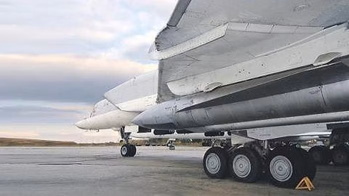 Sau khi Liên Xô tan rã, Ukraine là quốc gia thứ hai được phân chia số vũ khí nhiều nhất sau Nga. Điều này đã làm cho không quân Ukraine vụt trở thành lực lượng đứng thứ ba thế giới sau Mỹ và Nga.