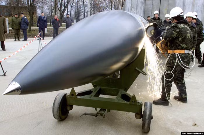 Hình ảnh binh sĩ Ukraine đang tự tay "xẻ thịt:" tên lửa hành trình Kh-22 vào năm 2002. Tổng cộng đã có 423 tên lửa hành trình Kh-22 đã bị phá hủy.