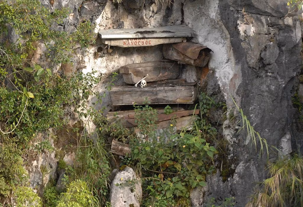 Trong khi đó, ở thị trấn Sagada, Philippines, tộc người Igorot vẫn nối tiếp tục mai táng lâu đời này. Tại thung lũng Echo (Philipines), có rất nhiều quan tài treo rải rác trên vách núi. Theo quan niệm của người dân trong vùng, treo quan tài lên núi là cách bảo vệ người đã khuất khỏi lũ lụt, động vật và tạo lối đi dễ dàng sang thế giới bên kia. Ảnh: Getty.