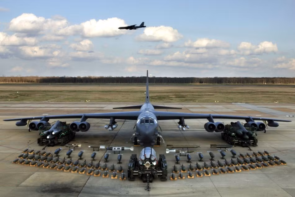 Một chiếc B-52 có thể mang được tới 31 tấn vũ khí gồm: tên lửa hành trình AGM-86 (lắp trên giá phóng CSRL và giá phóng cứng trên cánh); bom dẫn đường thông minh JDAM; bom thông thường Mk82/84, CBU….