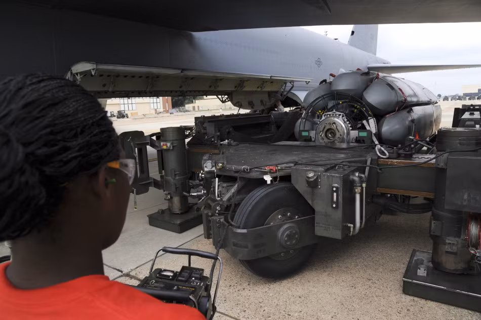 Khoang bom B-52 đã được mở sẵn để nạp CSRL.