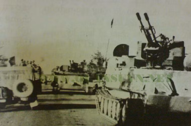 Ảnh: Các xe bọc thép BTR-50 của Việt Nam được cải tiến lắp thêm bệ pháo ZU-23-2 để chống máy bay bảo vệ đội hình hành quân trên bộ trên đường tiến vào giải phóng Phnompenh 1979.