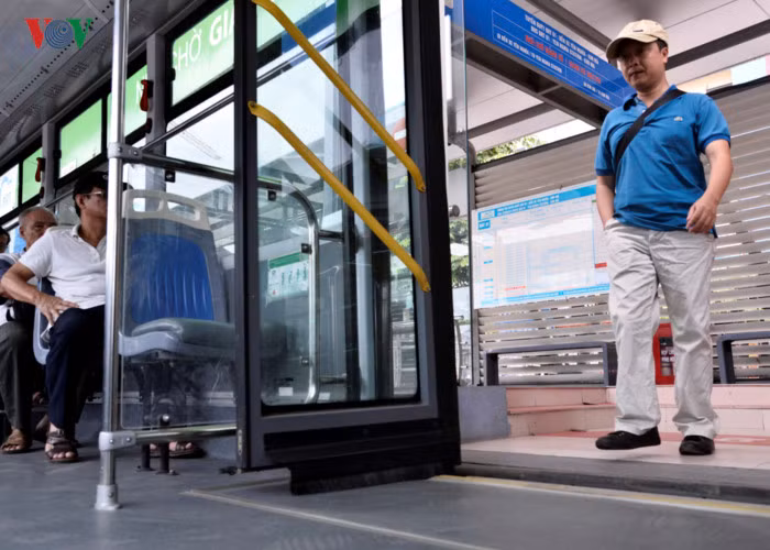 Qua các nhà chờ, lượng hành khách lên xuống chỉ dừng ở mức... lác đác.