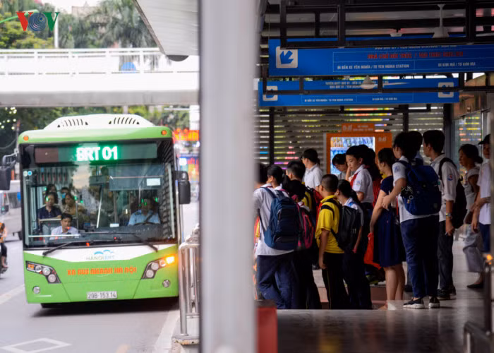Khảo sát vào cuối giờ chiều, thời gian cao điểm nhất trong ngày tại Hà Nội khi người lao động tan sở làm việc, sinh viên, học sinh cũng rời ghế nhà trường trở về nhà.