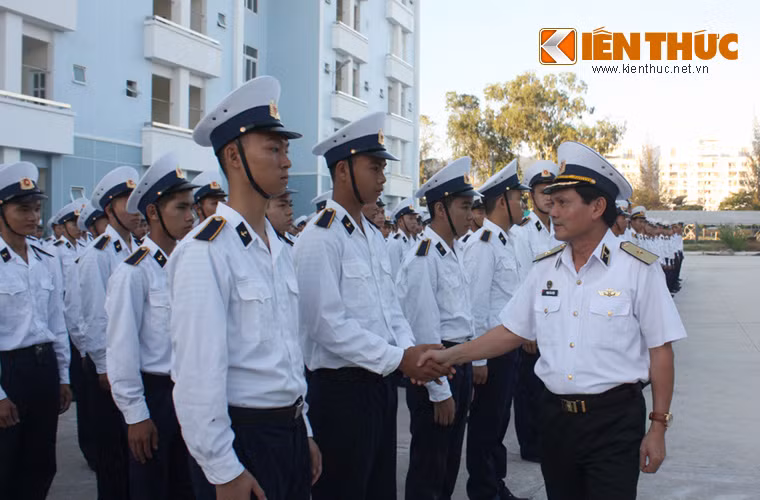 Chuẩn Đô đốc Phạm Văn Luyện – Chính ủy Học viện Hải quân bắt tay động viên các tân học viên lên đường làm nhiệm vụ.