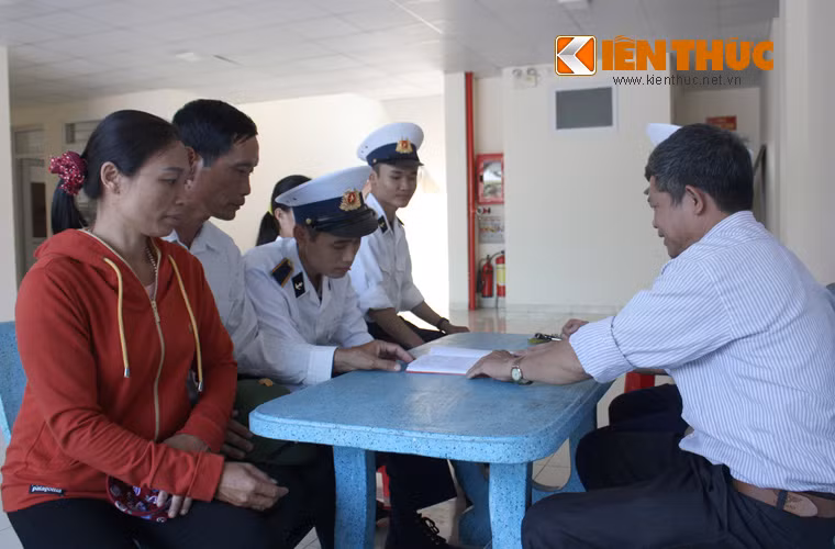 Trong trang phục mới, những học sinh ngày nào như lột xác và trông rắn rỏi hẳn lên. Người thân, gia đình cũng thật hạnh phúc khi thấy con em mình bắt đầu trưởng thành.