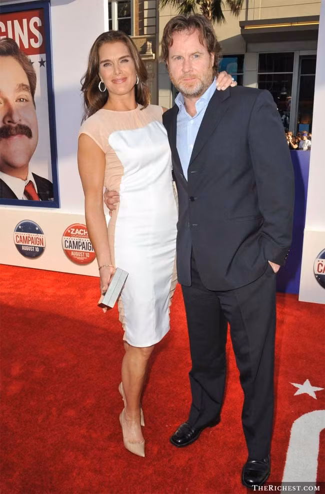 Brooke Shields cao 1m83, Chris Henchy cao 1m85. Người mẫu kiêm diễn viên Brooke Shields sau cuộc hôn nhân ngắn ngủi với ngôi sao tennis Andre Agassi hiện cô đang hạnh phúc bên nhà sản xuất truyền hình Chris Henchy.