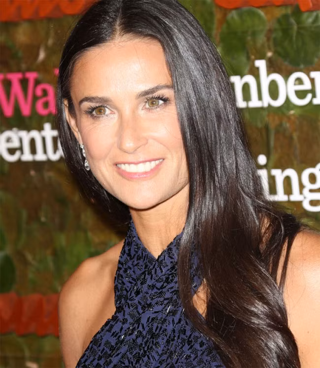 Demi Moore dùng đỉa để làm đẹp. Nữ diễn viên 53 tuổi cho rằng dùng đỉa để hút máu sẽ giúp mình trẻ và khỏe hơn.