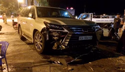 Xe Lexus 570 bien 80A gay tai nan duoc cap dung quy dinh