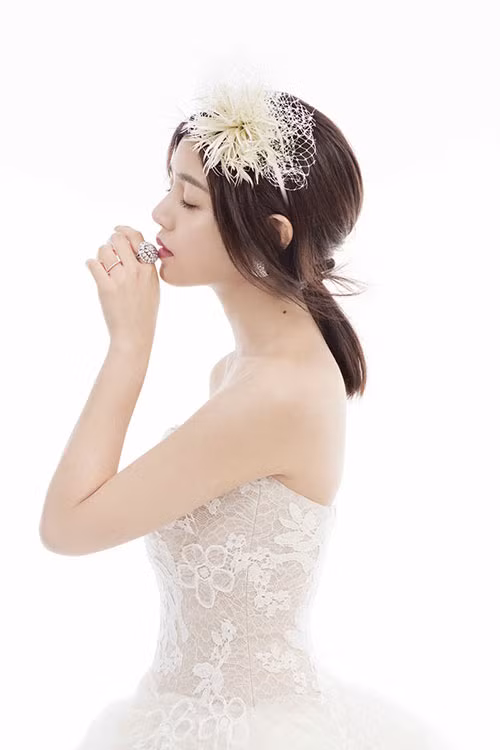 Những hình ảnh thân thiết của chàng Dương Quá và nàng Tiểu Long Nữ trên trường quay lúc đó đã khiến mọi người nghi ngờ họ phim giả tình thật.