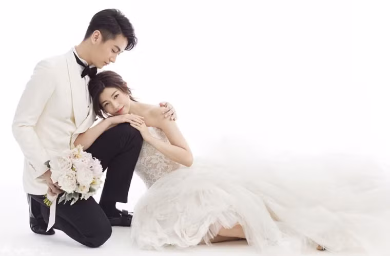 Mối tình chị em, Trần Nghiên Hy sinh năm 1983 và Trần Hiểu sinh năm 1987, trở thành đề tài của báo chí khi hai người công khai quan hệ vào năm ngoái.