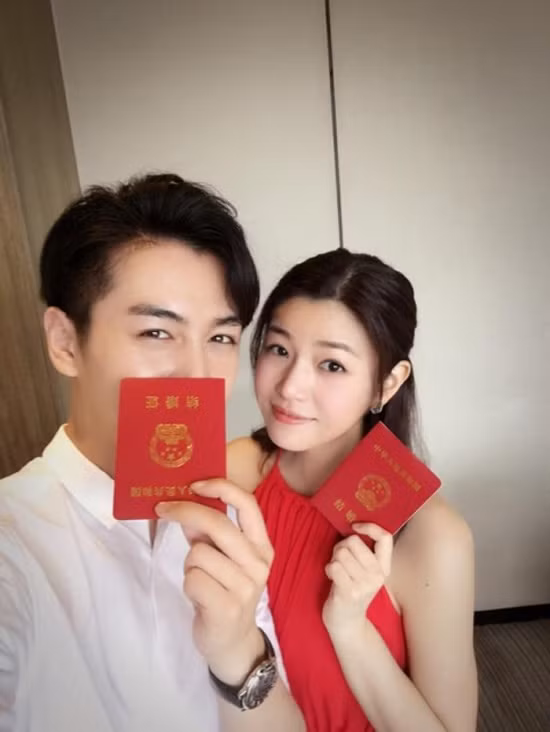 Ngày 5/7, cặp đôi này đã đi đăng ký kết hôn và chia sẻ khoảnh khắc hạnh phúc này trên mạng xã hội.