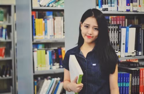 Cuộc thi Miss Du học sinh Việt 2015 tuy mới được tổ chức nhưng đã thu hút đông đảo sự tham gia của các nữ sinh xinh đẹp đang học tập từ khắp nơi trên thế giới. Cuộc thi Miss Du học sinh Việt 2015 ngày càng thu hút được nhiều nữ sinh xinh đẹp, tài năng. Trong ảnh, Diệp Khiết Như, sinh năm 1996, theo học trường James Cook University, Singapore. Cô nàng có khuôn mặt rất đáng yêu này tự nhận yêu thời trang, nghiện shopping, thích màu trắng và sợ gián, cào cào.