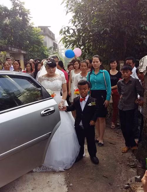 Gap chang lun va co gai mu trong anh cuoi gay bao-Hinh-3