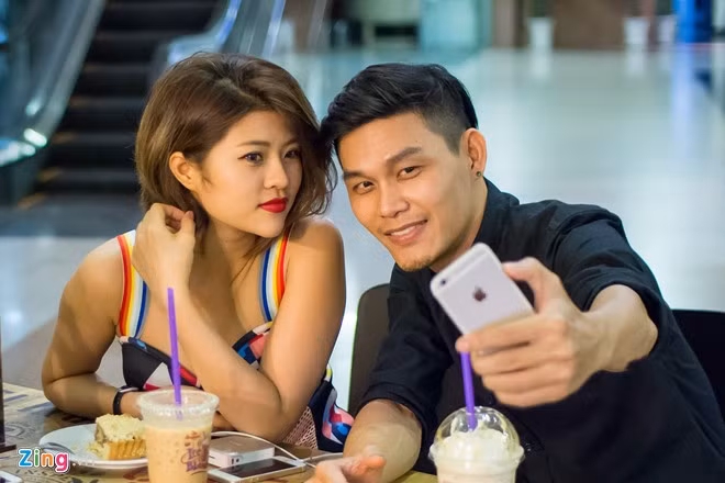 Còn đối với DJ 25 tuổi, cô xem bạn bè thân như là anh em trong gia đình, họ là một phần không thể thiếu trong cuộc sống của cô. "Những lúc khó khăn, có chuyện buồn, tôi đều có bạn bè bên cạnh tâm sự, gỡ rối", cô nói.
