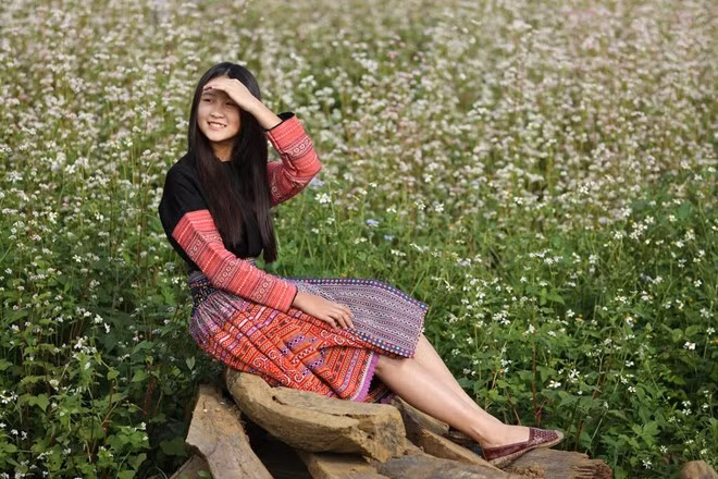 Nguyễn Thu Hương là em gái chủ vườn thường tới đây vào dịp cuối tuần để trợ giúp anh bán hàng nước và thu phí vào thăm quan vườn.