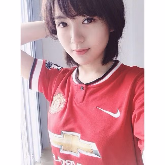 Trước đó không lâu, vào cuối tháng 8, hot girl Tú Linh MU cũng hứng chịu nhiều "búa rìu" dư luận khi một cư dân mạng có biệt danh P.L "tố" cô "giật" người yêu của mình.