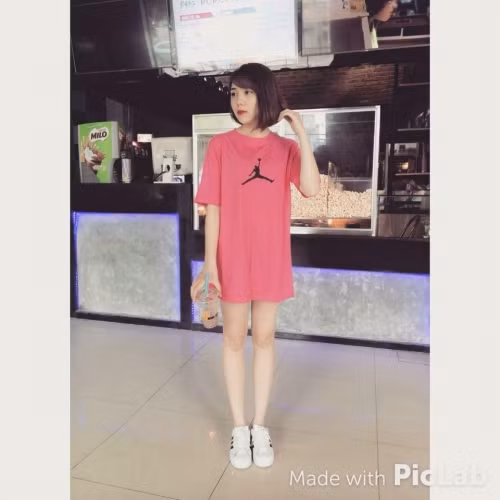 Là con gái nên cũng như bao cô gái khác, Bạch Diệp cũng có nhiều kỷ niệm đáng nhớ về mẹ: “Vào năm học lớp 3, mình cố tích góp tiền ăn vặt để mua quà sinh nhật cho mẹ. Nhưng tối hôm đó mưa to, ba mẹ mình lại cãi nhau. Mẹ mình về nhà bà ngoại nên mình không tặng được quà cho mẹ. Món quà đó đến bây giờ mình vẫn còn giữ, coi như là kỷ niệm luôn”.