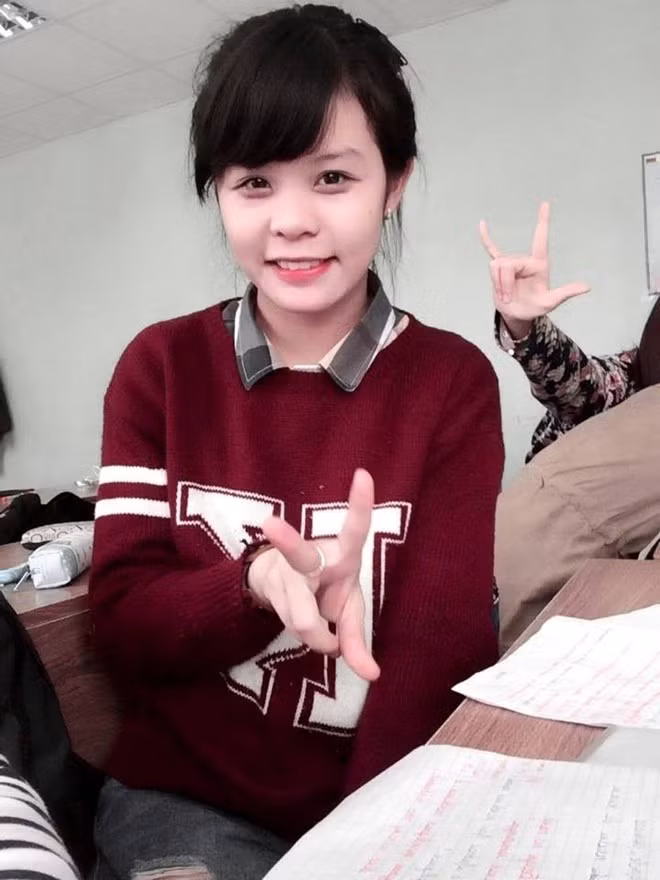 Phạm Bích Thảo sinh năm 1995, theo học Đại học tổng hợp quốc gia Tula, Liên Bang Nga. Trong cuộc sống, 9X thích tham gia các hoạt động tình nguyện, trải nghiệm đời sống mới và chia sẻ với những mảnh đời khốn khó. Bên cạnh đó, cô còn đam mê với bóng đá.
