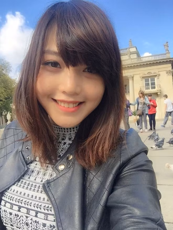 Dương Hồng Linh sinh năm 1991, hiện theo học tại trường University of Cassino, Italy. 9X có năng khiếu hát, nhảy và là người hướng ngoại, thường xuyên tham gia các hoạt động ngoại khóa tại trường đại học.