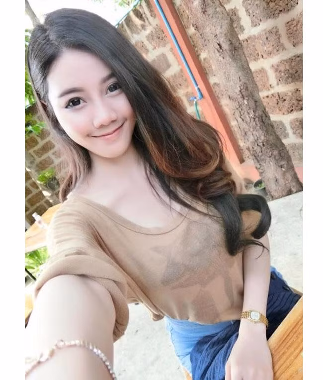 Cô gái này có tên là Kesinee (sinh năm 1995), thường được mọi người gọi với cái tên thân mật là Raisin, hiện đang theo học trường Đại học Rangsit.