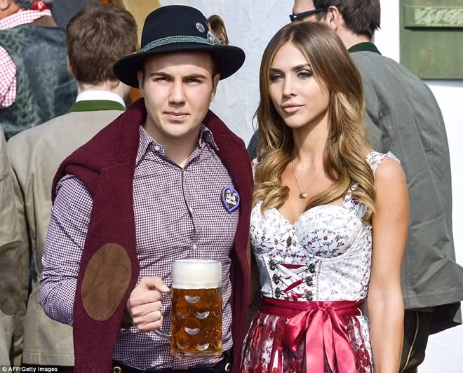 Gotze và bạn gái siêu mẫu Ann-Kathrin Broemmel tình tứ tại buổi tiệc.