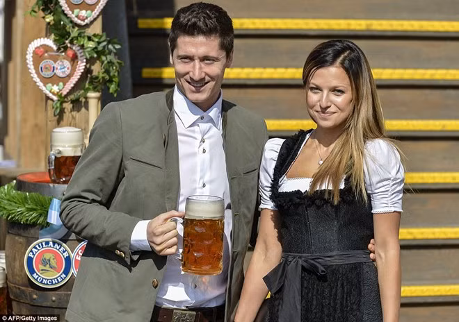 Robert Lewandowski sánh đôi cùng cô vợ Anna duyên dáng.
