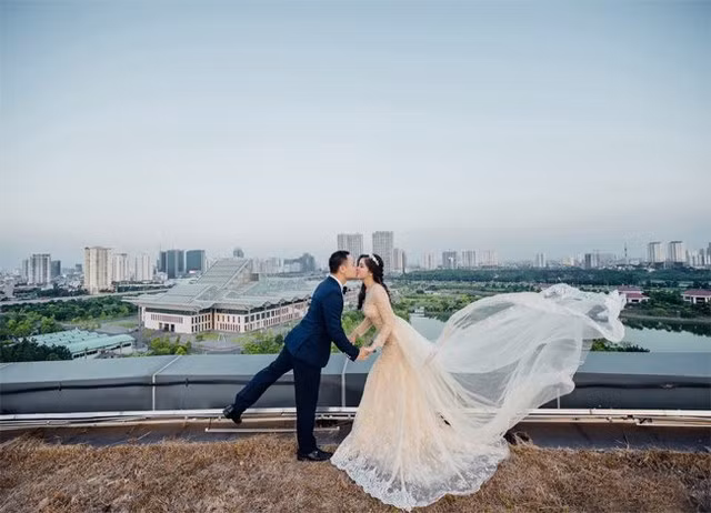 Mới đây, Hồng Nhung khiến nhiều người ngưỡng mộ khi tung bộ ảnh cưới cực lãng mạn.