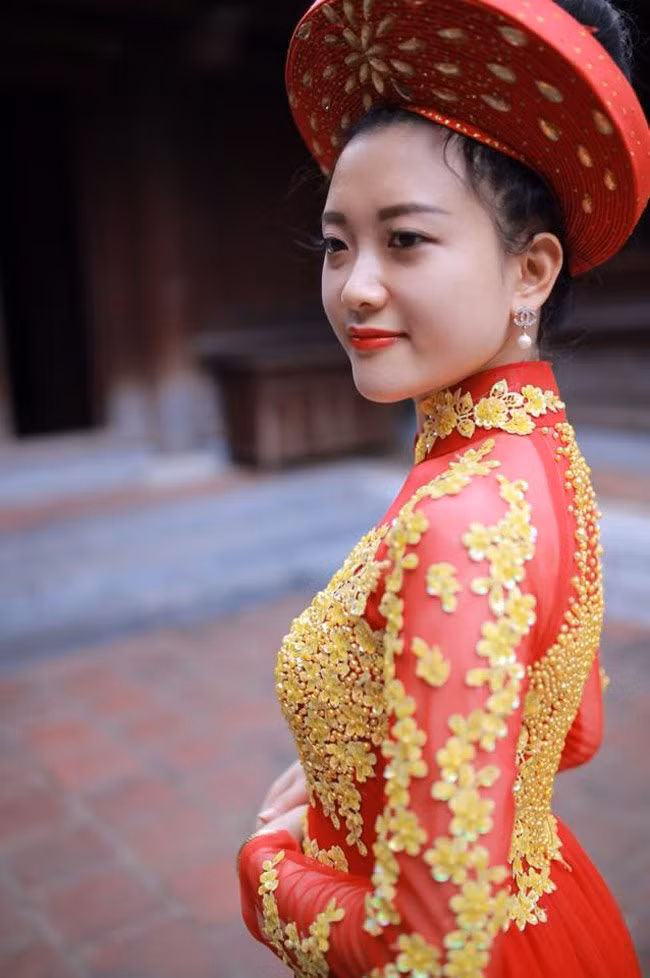 Võ Thị Tú Anh (sinh năm 1992, quê Nam Đàn, Nghệ An) là nữ cảnh sát xinh đẹp hiện đang công tác tại tỉnh Nghệ An.