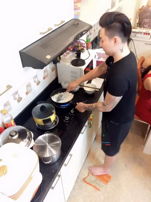 Mới đây, người chồng Hoàng Sơn đã có những chia sẻ rất thú vị về chuyện tình yêu của mình với phóng viên. Hoàng Sơn, sinh năm 1991 hiện đang làm công việc tư vấn tài chính là một ông chồng được cho tranh hết việc của đàn bà, khiến nhiều chị em phát thèm.