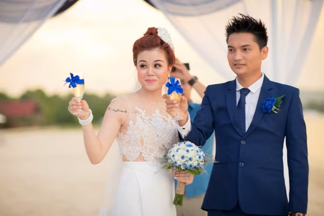 Sau 3 năm gắn bó, cặp đôi tỏ tình ở sân bay Lan Anh - Mã Siêu quyết định về chung một nhà. Đám cưới của họ vào chiều tối 13/10 là một trong những sự kiện được cộng đồng mạng quan tâm.