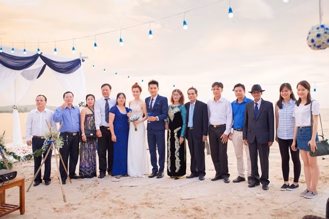 Họ hàng, người thân, chúc mừng hạnh phúc cho đôi vợ chồng trẻ. Ngoài Phú Quốc, hôn lễ của Mã Siêu - Lan Anh sẽ tiếp tục diễn ra tại TP HCM và Quảng Trị.