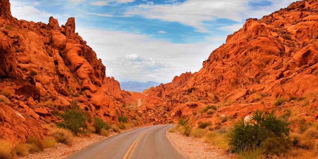 The Valley of Fire ở đèo Nevada là con đường băng qua rất nhiều những khối đá đỏ rực. Khi mặt trời chiếu xuống, khu vực này trông rực rỡ như một chảo lửa.