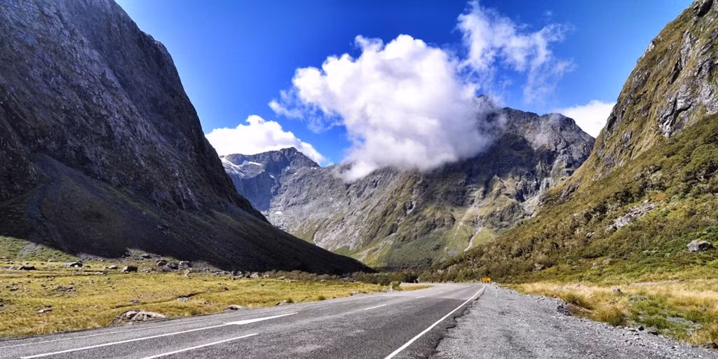 Đường Milford ở New Zealand dài 232 km, chạy xuyên qua công viên quốc gia Fiordland. Đường còn nối với Milford Sound, một trong những bối cảnh của phim Lord of the Rings.
