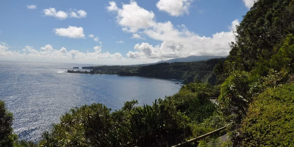 Đường cao tốc Hana ở Hawaii chạy dọc bờ biển Maui, gồm 620 khúc cua tay áo và 59 cây cầu. Du khách sẽ có dịp thưởng ngoạn những thác nước, rừng nhiệt đới và đại dương dọc đường đi.