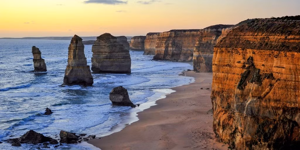 Con đường tuyệt đẹp Great Ocean Road của Australia chạy dọc bờ biển và qua những địa danh nổi tiếng như Twelve Apostles, nơi xem cá voi, rừng nhiệt đới và những công viên quốc gia.
