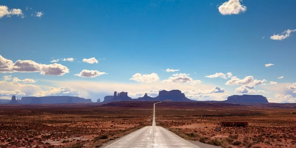 Cung đường Byway 163 trải dài từ biên giới Arizona qua Monument Valley ở Utah (Mỹ). Đường dài 72 km, với khung cảnh đá đỏ và sa mạc mênh mang.