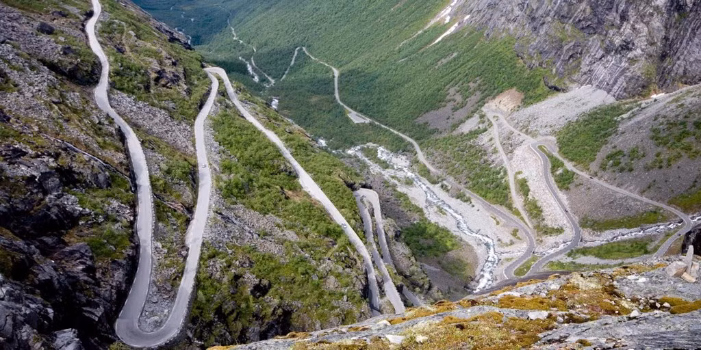 Cung đường Trollstigen ở Nauy vừa hẹp và dốc, nhưng cho du khách cơ hội ngắm cảnh thác Stigfossen tuyệt đẹp.