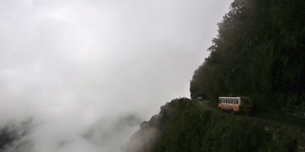 Đường North Yungas ở Bolivia có phong cảnh ngoạn mục, nhưng được coi là một trong những cung đường nguy hiểm nhất thế giới do chỉ có một làn đường, khúc cua rất hẹp và vô cùng ngoằn ngoèo.