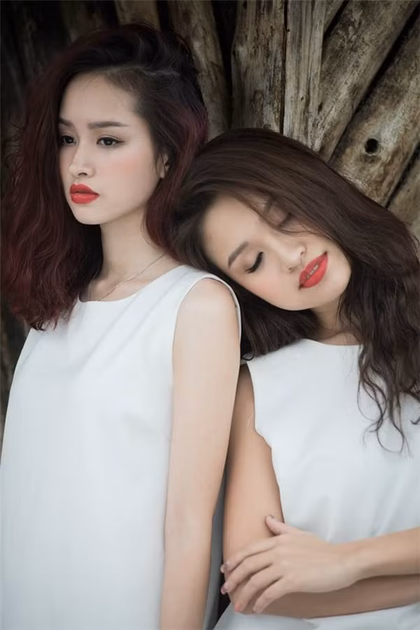  Bản sao Vân Hugo – Nguyễn Lê Vi. Nguyễn Lê Vi được biết đến như “bản sao hoàn hảo” của nữ MC xinh đẹp Vân Hugo. Lê Vi từng chia sẻ cô nàng thường xuyên bị nhận nhầm là Vân Hugo bởi sở hữu những đường nét, đặc biệt là nụ cười rạng rỡ giống nữ MC đến kinh ngạc. Cô nàng cũng từng cùng Vân Hugo thực hiện một bộ ảnh “sinh đôi” khiến giới trẻ vô cùng thích thú. Dù chênh lệch đến hơn 11 tuổi nhưng cả hai đều khiến người xem phải ngỡ ngàng vì cứ tưởng là chị em sinh đôi thật sự.