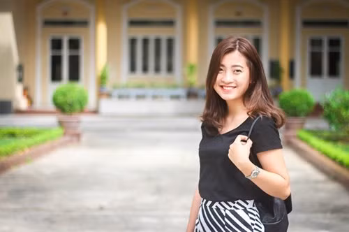 Nguyễn Mai Anh, sinh năm 1995, hiện đang là sinh viên năm 3 chuyên ngành Báo chí đa phương tiện, khoa Phát thanh - Truyền hình, Học viện Báo chí và Tuyên truyền.