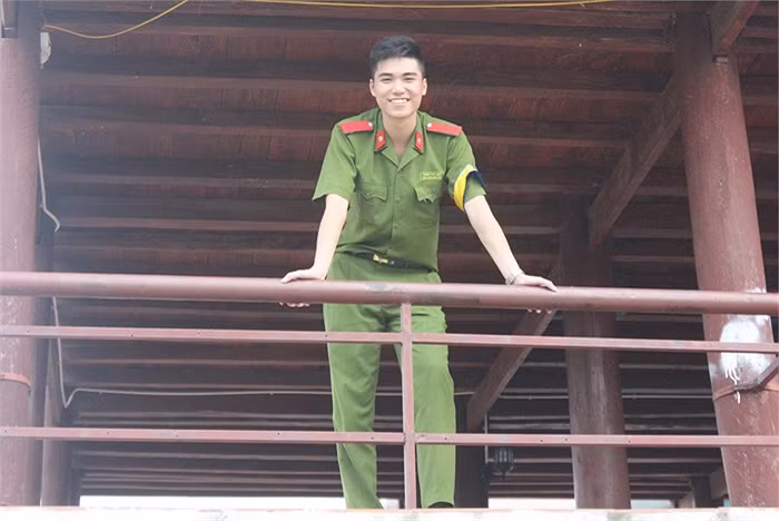 Nam sinh Cảnh sát luôn tích cực tham gia các hoạt động của trường, của lớp. Không chỉ nổi tiếng là một nam sinh năng động, cậu còn có rất nhiều tài lẻ như ca hát, nhảy.
