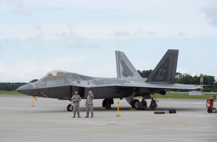 Sau Estonia, chiến đấu cơ F-22 có thể sẽ xuất hiện tại một vài quốc gia Đông Âu trước khi trở về Mỹ. Trước khi tới Estonia, F-22 đã hiện diện ở Đức, và đặc biệt là Ba Lan – quốc gia có chung đường biên giới với vùng lãnh thủ Kaliningrad, Nga.