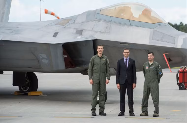 Một quan chức Estonia chụp ảnh chung cùng các phi công tiêm kích tàng hình F-22.