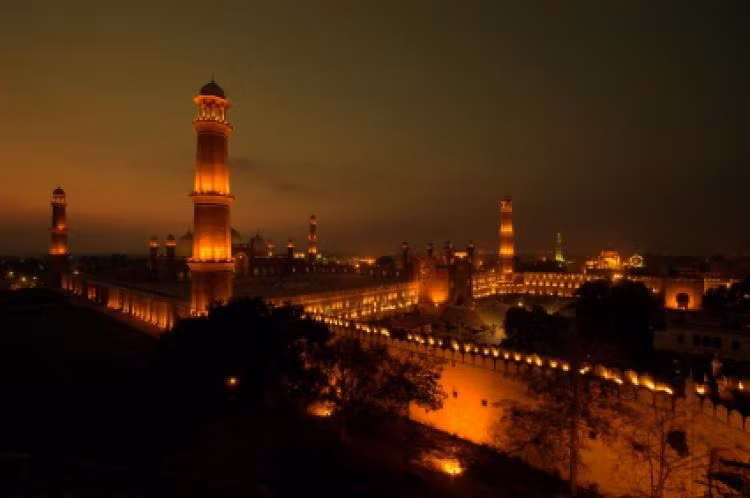 Tại Pakistan, quốc gia có đa số người dân theo đạo Hồi, chính phủ đã cấm tất cả các hoạt động ăn mừng đêm giao thừa như một hành động đoàn kết với người Palestine.
