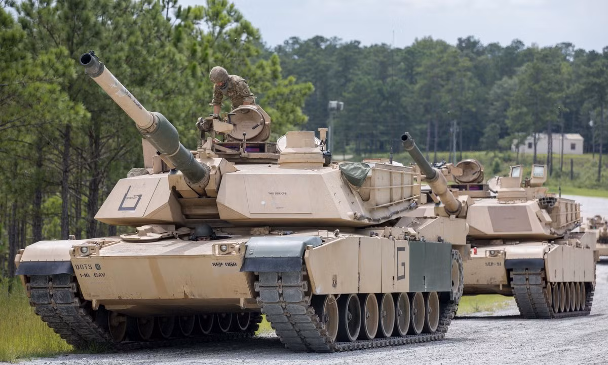 Một điểm khiến M1 Abrams khác biệt so với các xe tăng khác là động cơ tua-bin của nó có hiệu suất sử dụng nhiên liệu ít hơn so với động cơ của T-72 hoặc Leopard 2.