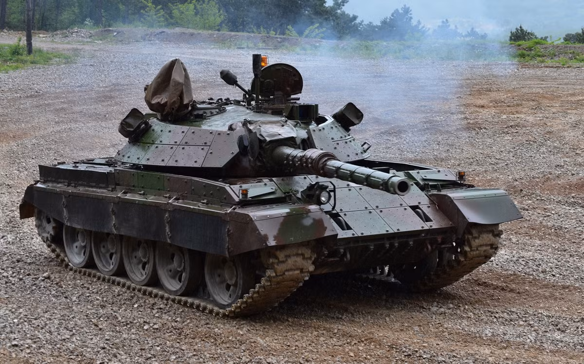 M-55S được Slovenia viện trợ là phiên bản nâng cấp của xe tăng chiến đấu chủ lực T-55 của Liên Xô, được trang bị pháo chống tăng 105mm tiêu chuẩn NATO và hệ thống nhắm mục tiêu cải tiến. Lớp giáp của M-55S cũng đã được tăng cường và được trang bị nhiều thiết bị liên lạc tiên tiến hơn chiếc T-55 nguyên bản từ những năm 50 của thế kỷ trước.
