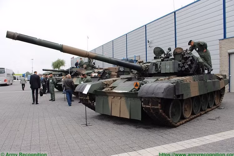Tháng 7/2022, Ukraine thông báo họ đã nhận được một số xe tăng chiến đấu chủ lực PT-91 Twardy của Ba Lan, phiên bản nâng cấp từ xe tăng T-72 của Liên Xô. Ba Lan cũng cung cấp cho Kiev khoảng 320 xe tăng T-72 nguyên bản.