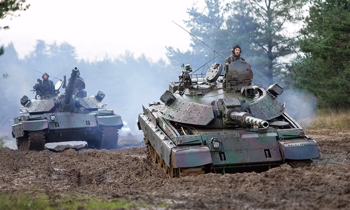 Cộng hòa Séc, Bulgaria và Bắc Macedonia cũng gửi tới Ukraine một số xe tăng T-72 nâng cấp. Trong khi đó, Slovenia cung cấp cho Kiev xe tăng M-55S, một phiên bản cải tiến của xe tăng T-55 Liên Xô. Các xe tăng do NATO viện trợ trong giai đoạn này dù không hiện đại nhưng chúng có nhiều ý nghĩa và rất phù hợp với Ukraine vào thời lúc này.